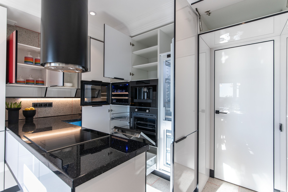 Moderne Wohnküche in U-Form mit schwarzen Elektrogeräten und Kücheninsel in Moskau