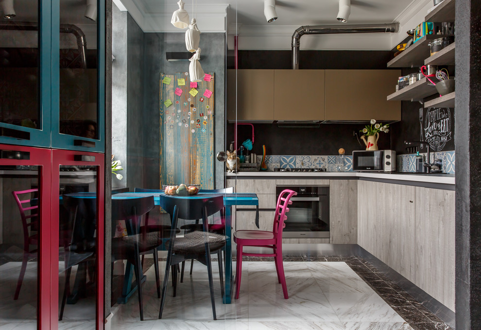 На фото: кухня-гостиная в современном стиле с плоскими фасадами, черным фартуком и черной техникой без острова с