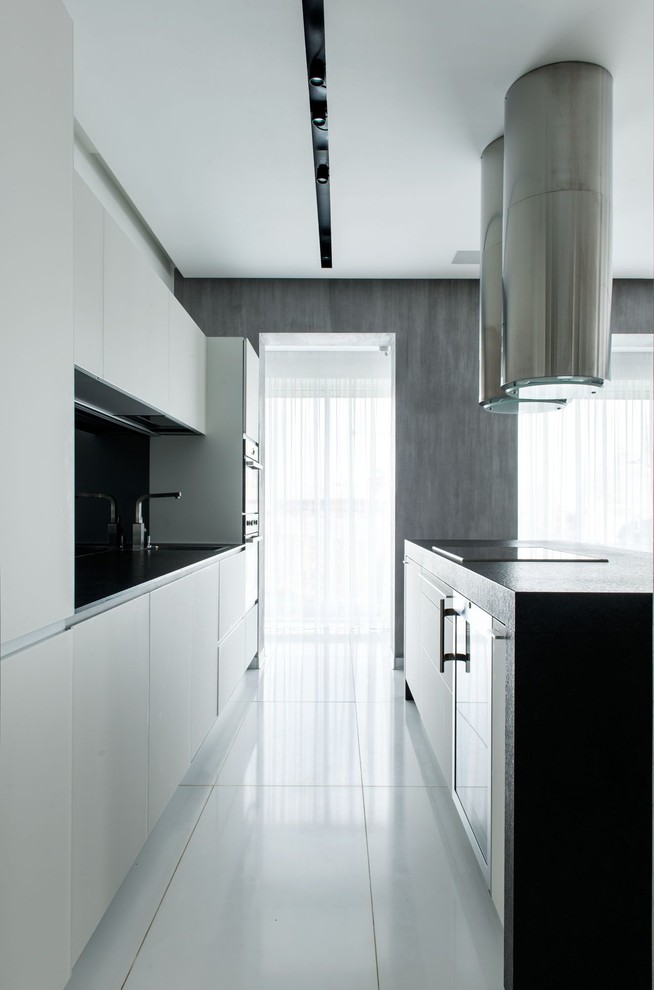 Свежая идея для дизайна: прямая кухня среднего размера в современном стиле с белыми фасадами, мраморной столешницей, черным фартуком и двумя и более островами - отличное фото интерьера