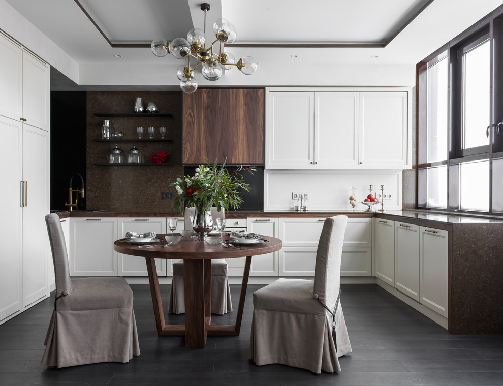 Foto di una cucina contemporanea con ante con riquadro incassato, ante bianche, paraspruzzi marrone, top marrone, parquet scuro e nessuna isola