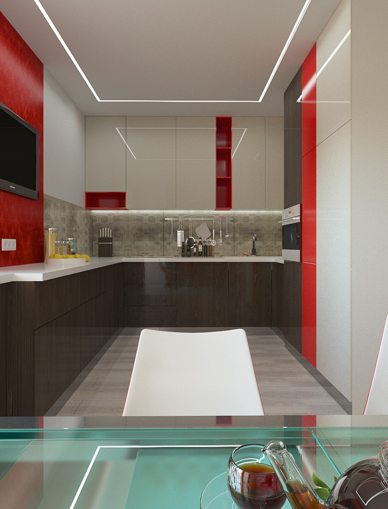 Moderne Wohnküche in L-Form mit integriertem Waschbecken, flächenbündigen Schrankfronten, roten Schränken, Marmor-Arbeitsplatte, Küchenrückwand in Beige, Rückwand aus Keramikfliesen und braunem Holzboden in Sonstige