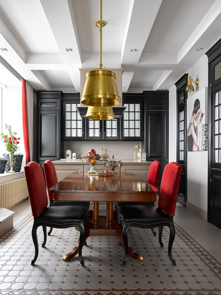 Inspiration för mellanstora klassiska linjära beige kök och matrum, med flerfärgat golv, luckor med glaspanel, svarta skåp och beige stänkskydd