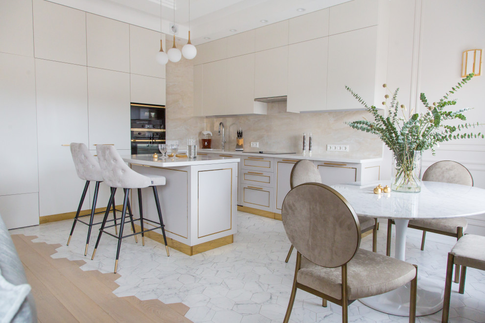 Exempel på ett mellanstort modernt vit vitt kök, med en undermonterad diskho, luckor med infälld panel, beige skåp, bänkskiva i koppar, beige stänkskydd, stänkskydd i porslinskakel, färgglada vitvaror, klinkergolv i keramik, en köksö och vitt golv
