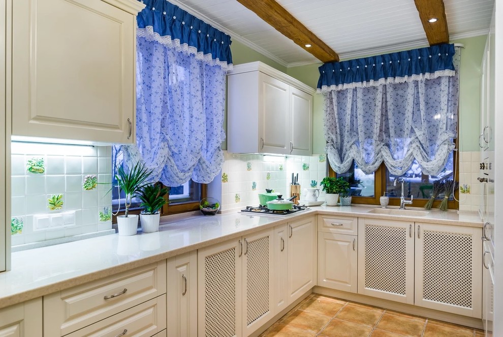 Landhausstil Küche mit integriertem Waschbecken, Küchenrückwand in Beige, Rückwand aus Keramikfliesen und beiger Arbeitsplatte in Moskau