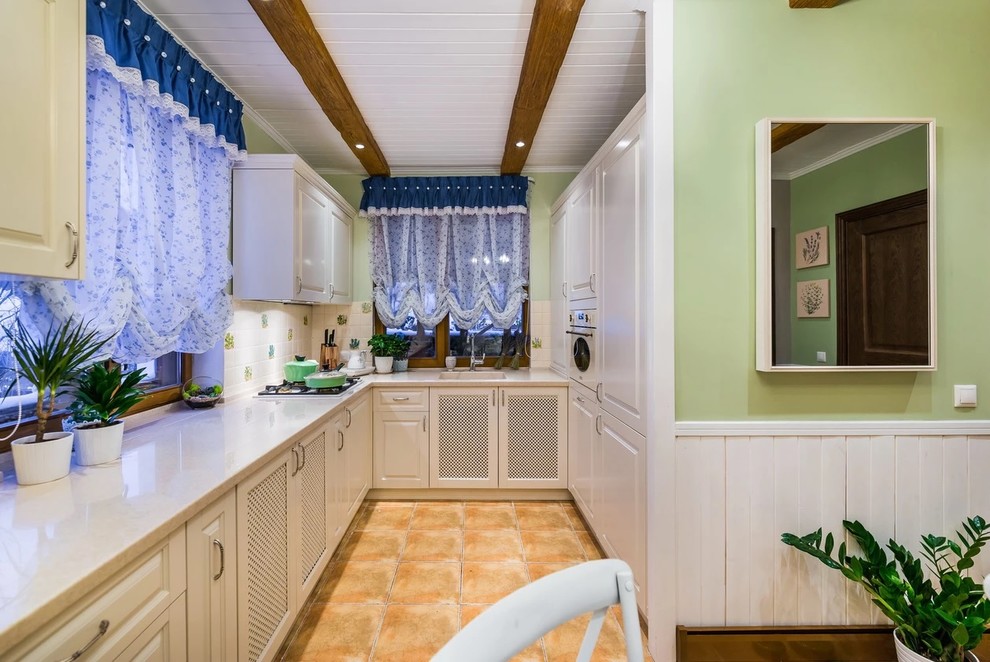 Cette photo montre une cuisine nature avec un évier intégré, des portes de placard beiges, une crédence beige, une crédence en céramique et un plan de travail beige.