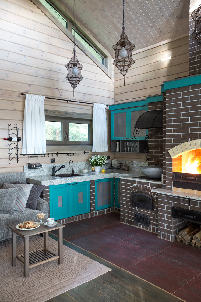 Offene, Kleine Landhaus Küche ohne Insel in L-Form mit Schrankfronten im Shaker-Stil und blauen Schränken in Sonstige