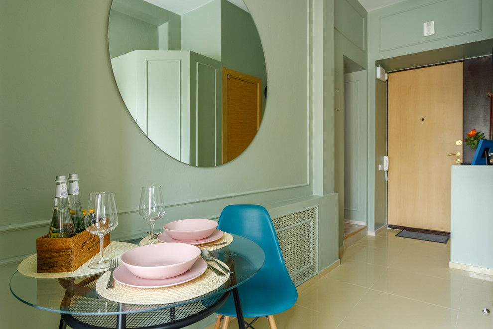 Esempio di una cucina design chiusa con pavimento beige