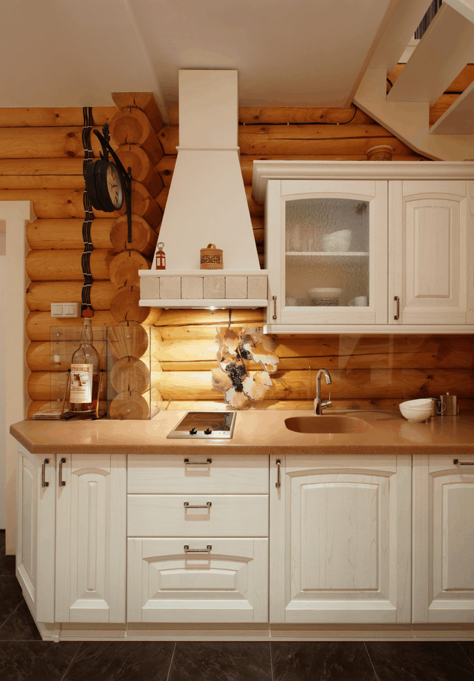 Immagine di una cucina country con ante bianche, paraspruzzi con lastra di vetro, lavello integrato, paraspruzzi marrone e nessuna isola