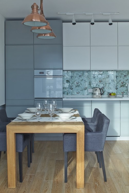 Стильный дизайн: маленькая кухня в скандинавском стиле с обеденным столом, светлым паркетным полом и бежевым полом для на участке и в саду - последний тренд