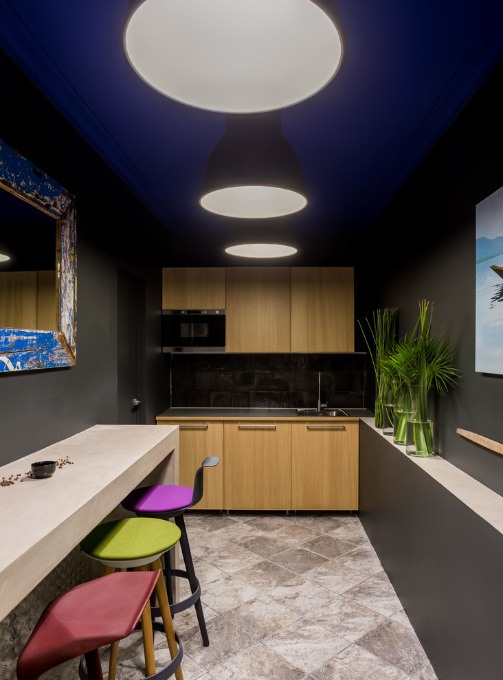 На фото: узкая отдельная, прямая кухня в современном стиле с плоскими фасадами, фасадами цвета дерева среднего тона и черным фартуком без острова с