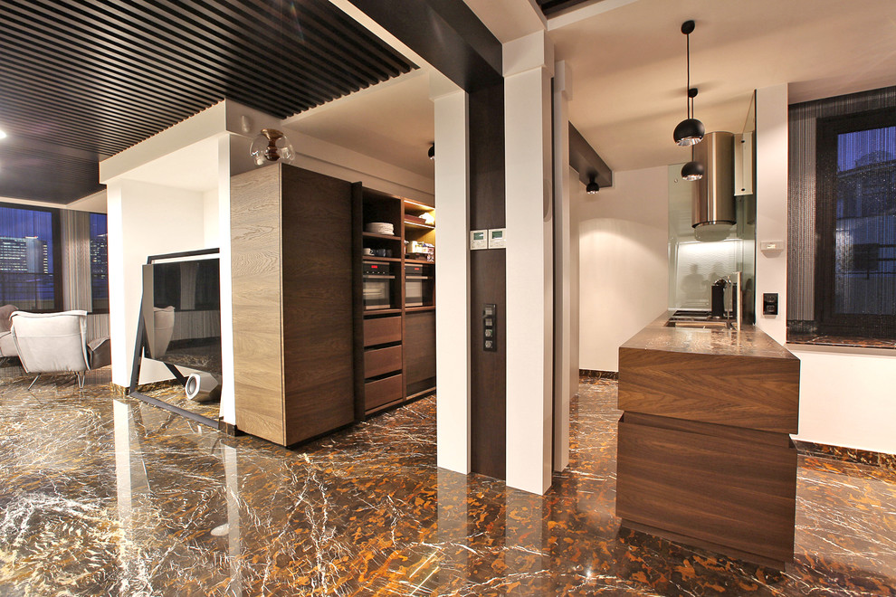 Foto di una cucina contemporanea con ante lisce, ante in legno scuro e pavimento in marmo