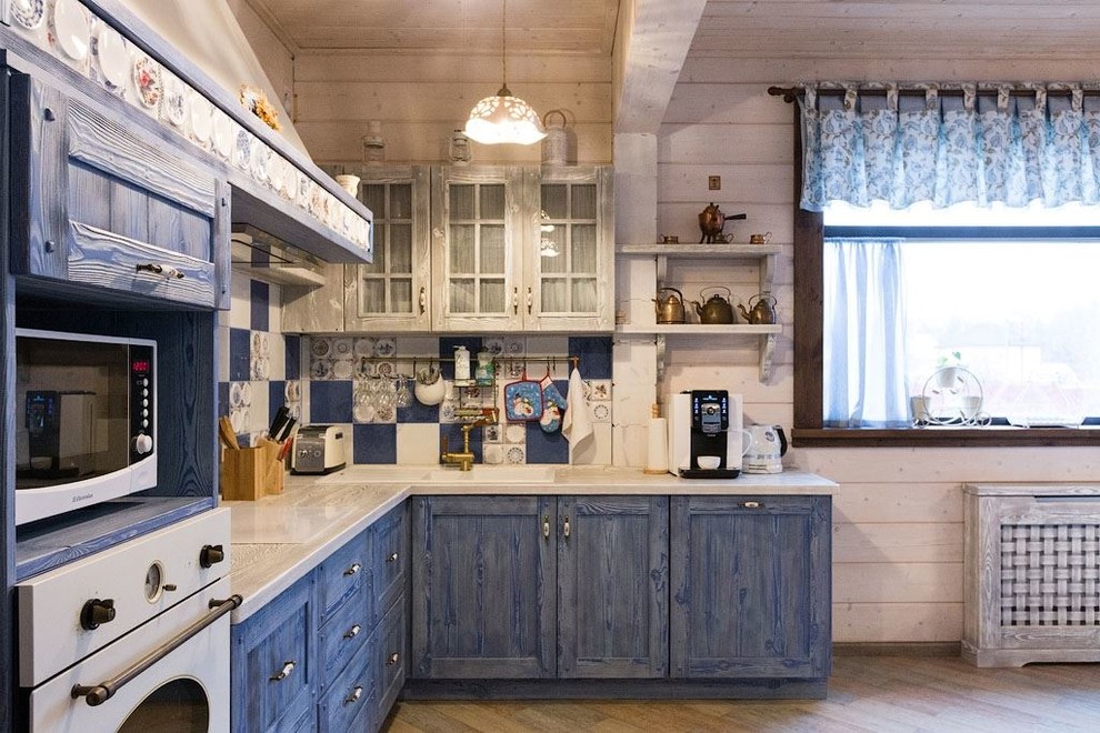 Große Rustikale Wohnküche in L-Form mit Doppelwaschbecken, profilierten Schrankfronten, blauen Schränken, Arbeitsplatte aus Holz, bunter Rückwand, Rückwand aus Keramikfliesen, weißen Elektrogeräten, Porzellan-Bodenfliesen und Kücheninsel in Moskau