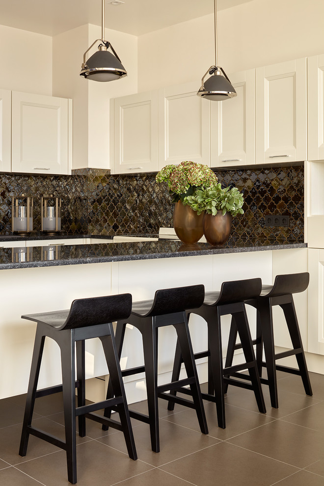 Пример оригинального дизайна: п-образная кухня в современном стиле с обеденным столом, полуостровом, коричневым фартуком, черно-белыми фасадами и акцентной стеной