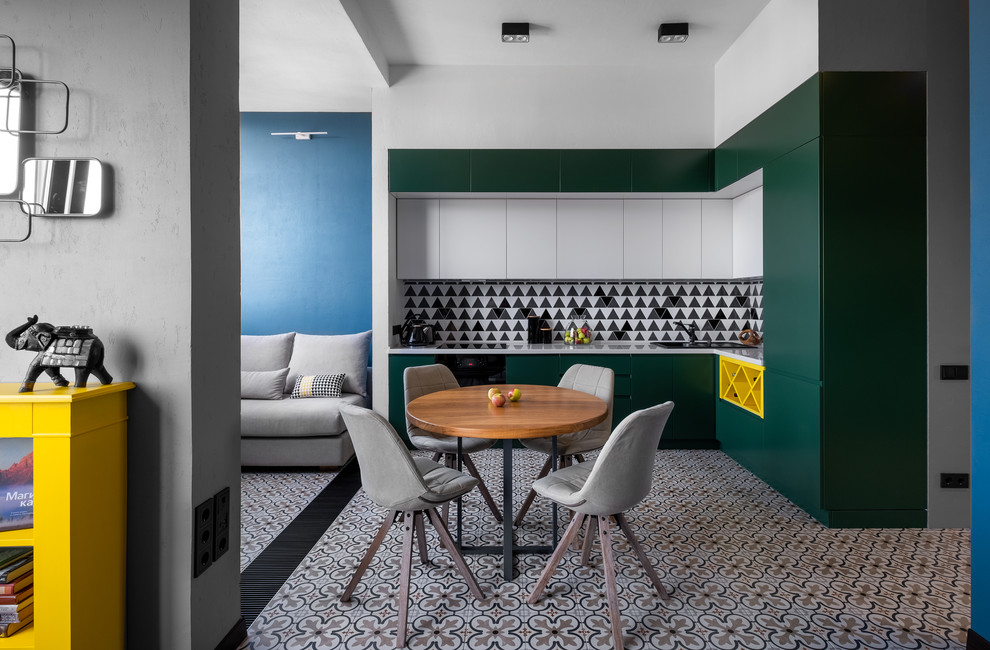 Свежая идея для дизайна: угловая кухня-гостиная в стиле лофт с плоскими фасадами, зелеными фасадами, разноцветным фартуком, разноцветным полом, белой столешницей и красивой плиткой без острова - отличное фото интерьера