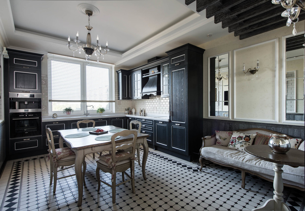 Diseño de cocina clásica renovada sin isla con puertas de armario negras, salpicadero blanco, salpicadero de azulejos tipo metro y electrodomésticos de acero inoxidable