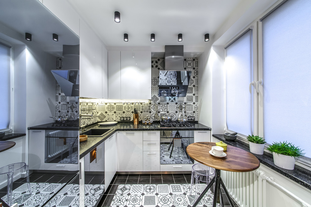 Стильный дизайн: угловая кухня-гостиная в современном стиле с накладной мойкой, плоскими фасадами, разноцветным фартуком и черно-белыми фасадами без острова - последний тренд
