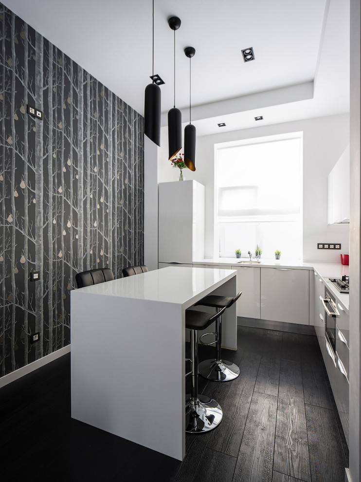 Offene Moderne Küche mit flächenbündigen Schrankfronten, weißen Schränken, Küchenrückwand in Weiß, Kücheninsel und Tapete in Sankt Petersburg