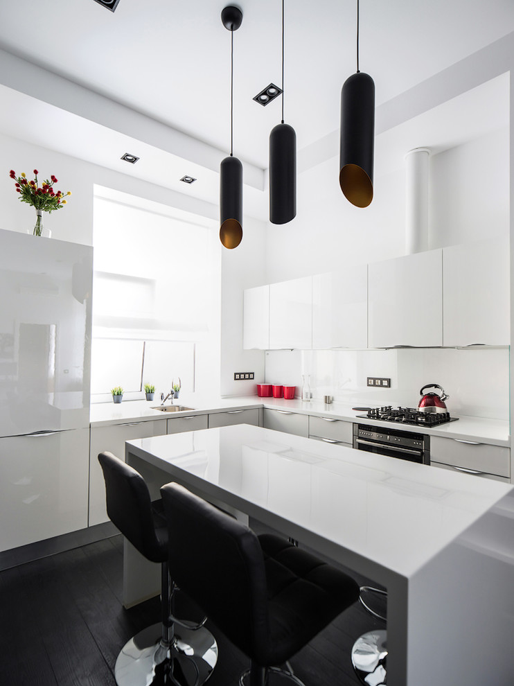Immagine di una cucina contemporanea con lavello sottopiano, ante lisce, ante bianche, paraspruzzi bianco e elettrodomestici in acciaio inossidabile