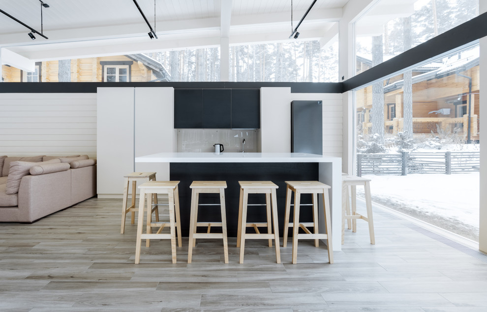 Immagine di una grande cucina parallela contemporanea con ante lisce, ante nere, paraspruzzi bianco, paraspruzzi con lastra di vetro, pavimento grigio e top bianco