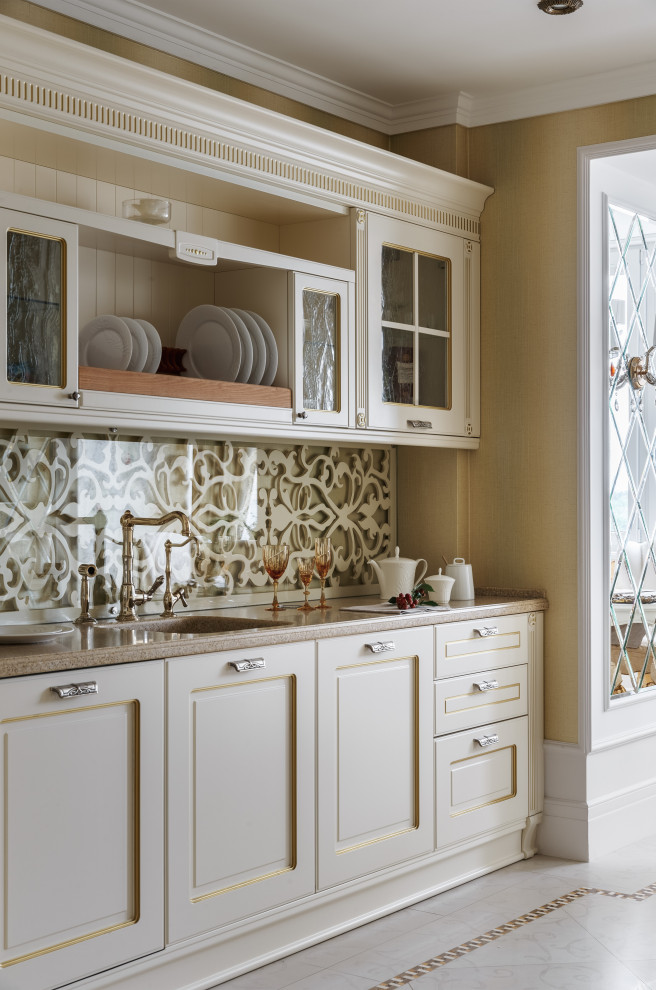 Esempio di una cucina parallela classica con lavello integrato, ante con riquadro incassato, ante bianche, paraspruzzi bianco, nessuna isola, pavimento bianco e top beige