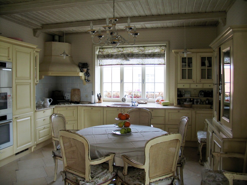 Cottage chic kitchen photo in Moscow