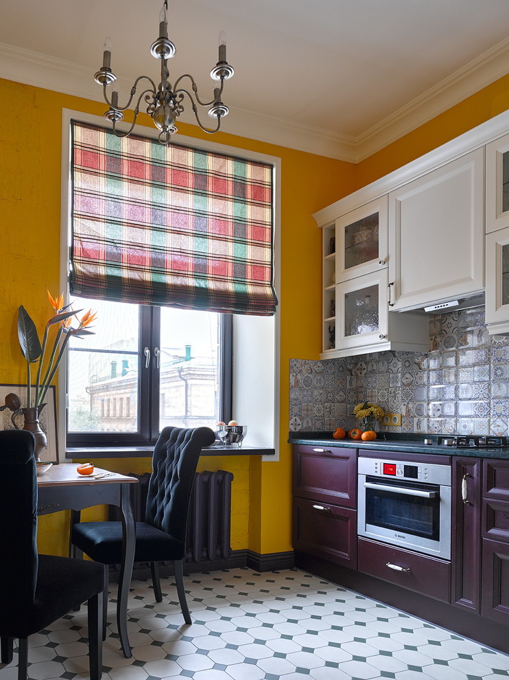 Immagine di una cucina eclettica chiusa con ante con riquadro incassato, ante viola, paraspruzzi grigio, elettrodomestici bianchi e nessuna isola