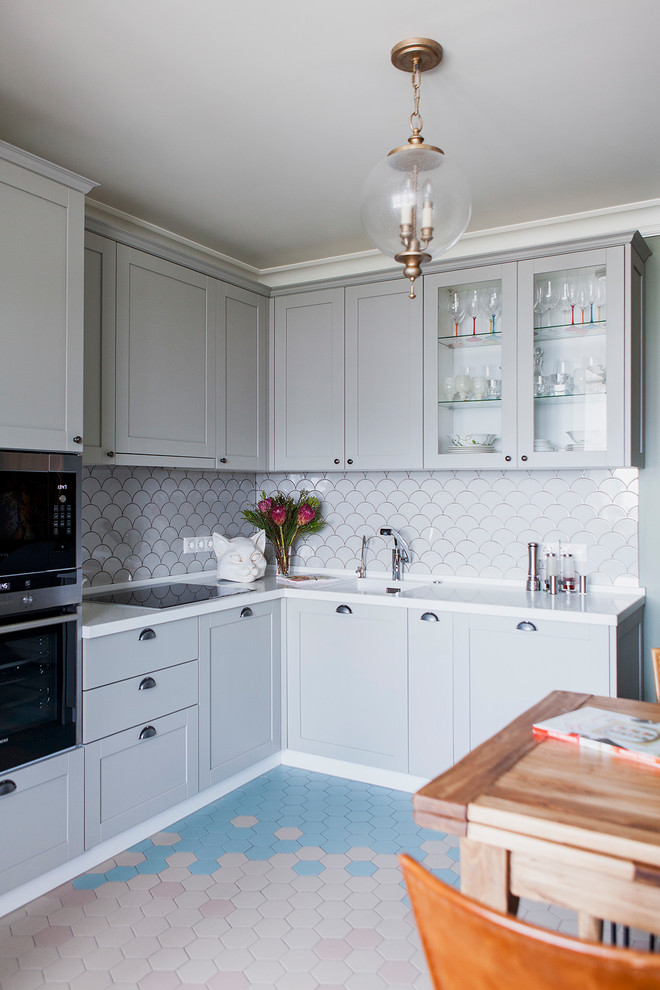 Immagine di una cucina classica con ante grigie, paraspruzzi bianco, elettrodomestici in acciaio inossidabile, nessuna isola, pavimento multicolore, lavello a vasca singola e ante di vetro
