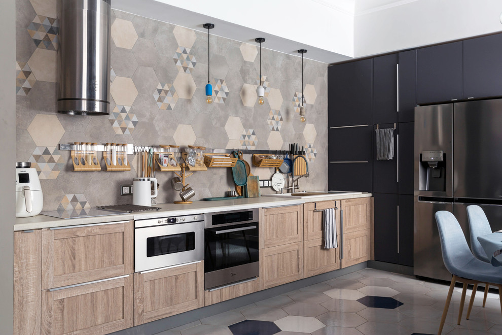 Свежая идея для дизайна: угловая кухня в современном стиле с полом из керамической плитки, серым полом и бежевой столешницей без острова - отличное фото интерьера