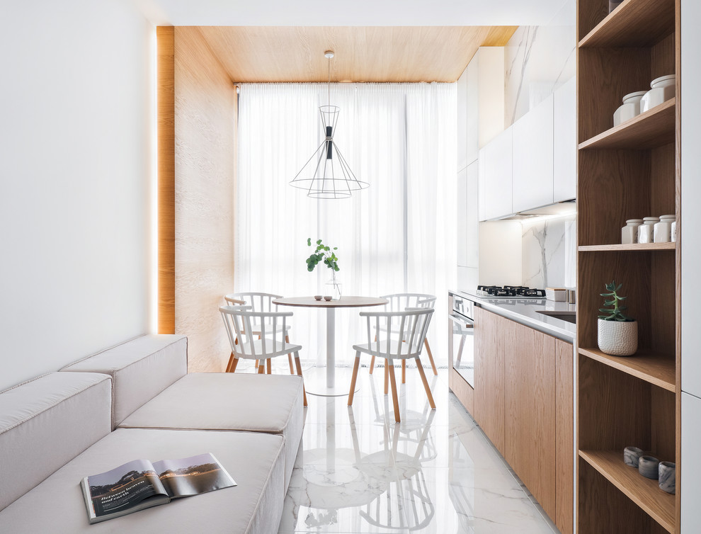 Idéer för ett litet modernt vit linjärt kök och matrum, med en undermonterad diskho, släta luckor, skåp i mellenmörkt trä, vitt stänkskydd och vitt golv