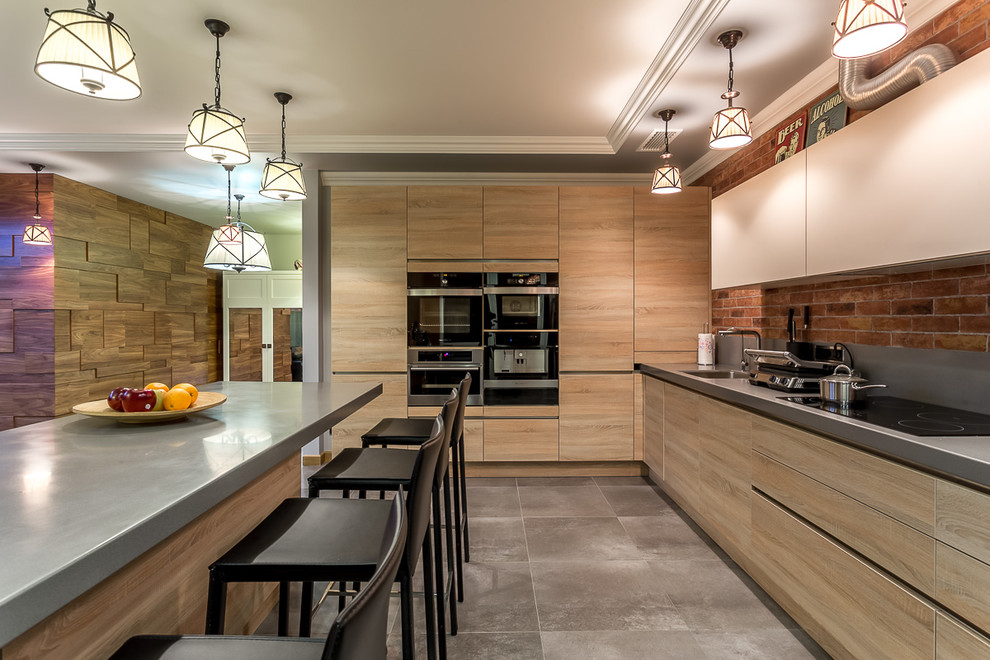Foto de cocinas en L contemporánea abierta con fregadero bajoencimera, armarios con paneles lisos, puertas de armario de madera clara y península