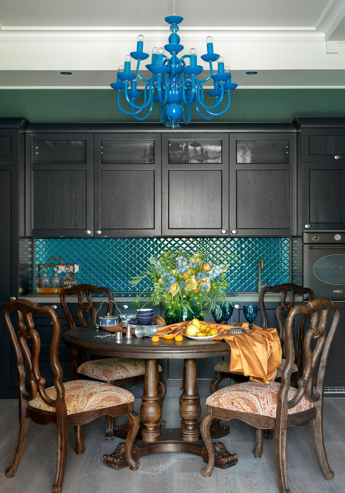 Immagine di una cucina chic con ante nere, paraspruzzi blu, nessuna isola, ante con riquadro incassato, elettrodomestici neri, pavimento grigio, top in laminato e top grigio
