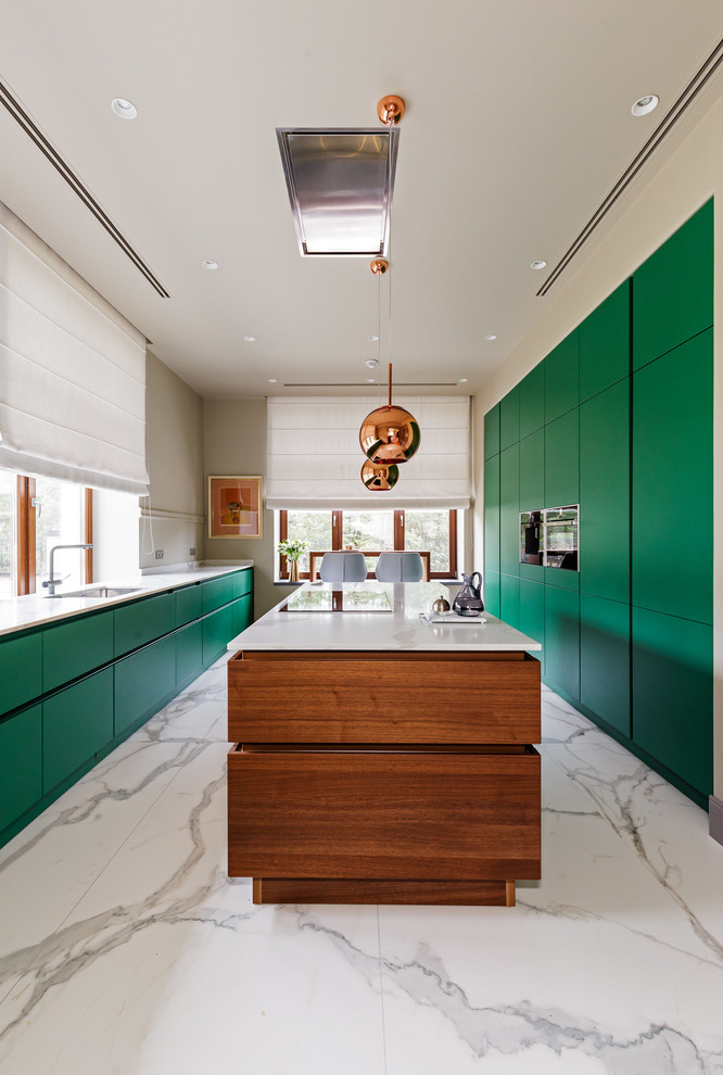 На фото: параллельная кухня в современном стиле с одинарной мойкой, плоскими фасадами, зелеными фасадами, мраморным полом, островом, белым полом и белой столешницей с
