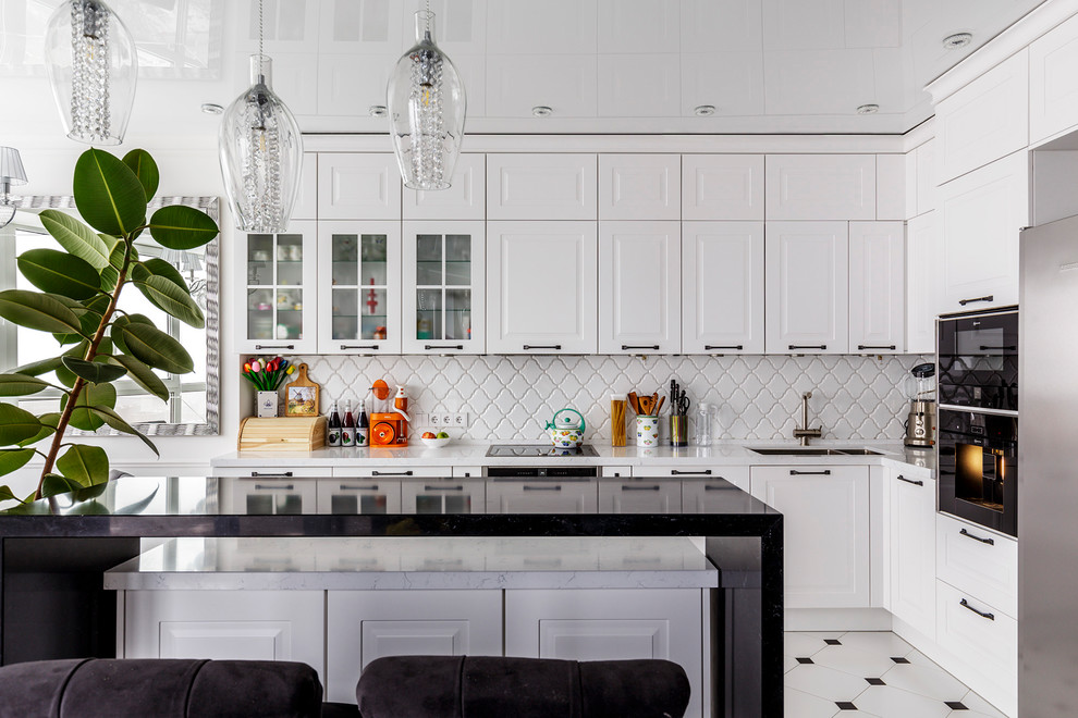 Idéer för nordiska l-kök, med en undermonterad diskho, vitt stänkskydd, svarta vitvaror, en köksö, luckor med upphöjd panel och vitt golv