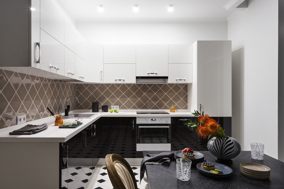 Exempel på ett modernt kök, med en nedsänkt diskho, släta luckor, vita vitvaror, svarta skåp, brunt stänkskydd, stänkskydd i porslinskakel och flerfärgat golv