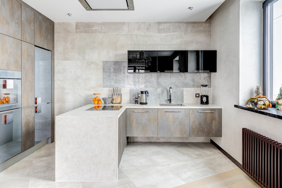 Cette image montre une cuisine design en L avec un plan de travail en béton, un évier encastré, un placard à porte plane, une crédence grise, une péninsule, un sol gris et un plan de travail gris.