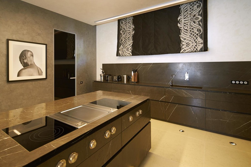 Bild på ett mellanstort funkis svart linjärt svart kök med öppen planlösning, med en undermonterad diskho, släta luckor, svarta skåp, marmorbänkskiva, svart stänkskydd, stänkskydd i marmor, rostfria vitvaror, marmorgolv, en köksö och vitt golv