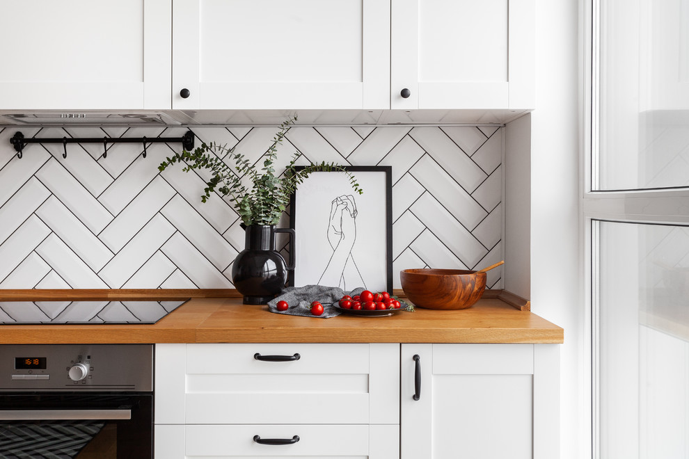 Inspiration för ett nordiskt linjärt kök, med en nedsänkt diskho, träbänkskiva, vitt stänkskydd, stänkskydd i porslinskakel, klinkergolv i keramik och vitt golv
