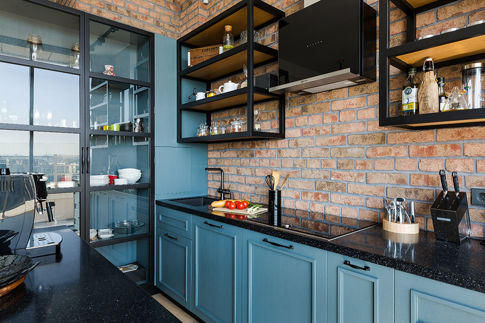 Idéer för stora funkis svart kök, med en undermonterad diskho, luckor med infälld panel, blå skåp, bänkskiva i koppar, rött stänkskydd, stänkskydd i tegel, integrerade vitvaror, mellanmörkt trägolv, en köksö och beiget golv