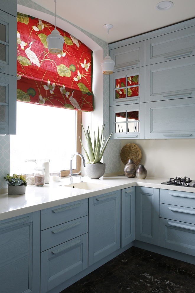 Exempel på ett mellanstort klassiskt kök, med luckor med infälld panel, blå skåp och vitt stänkskydd