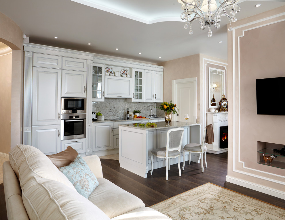 Стильный дизайн: большая прямая кухня-гостиная в классическом стиле с гранитной столешницей и островом - последний тренд