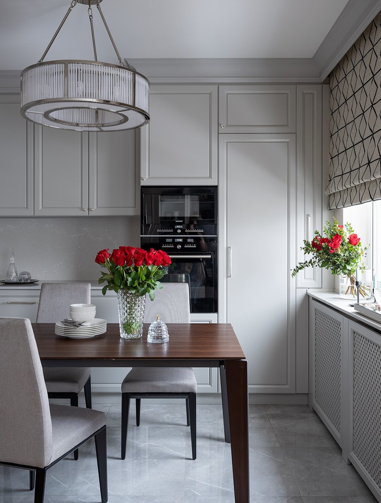 Идея дизайна: кухня в стиле неоклассика (современная классика) с обеденным столом и серыми фасадами