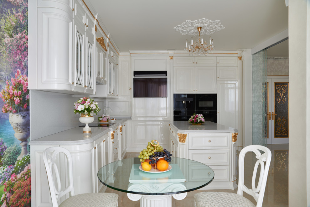 Idéer för att renovera ett stort vintage kök, med en undermonterad diskho, luckor med upphöjd panel, vita skåp, marmorbänkskiva, vitt stänkskydd, stänkskydd i marmor, svarta vitvaror, marmorgolv och en köksö