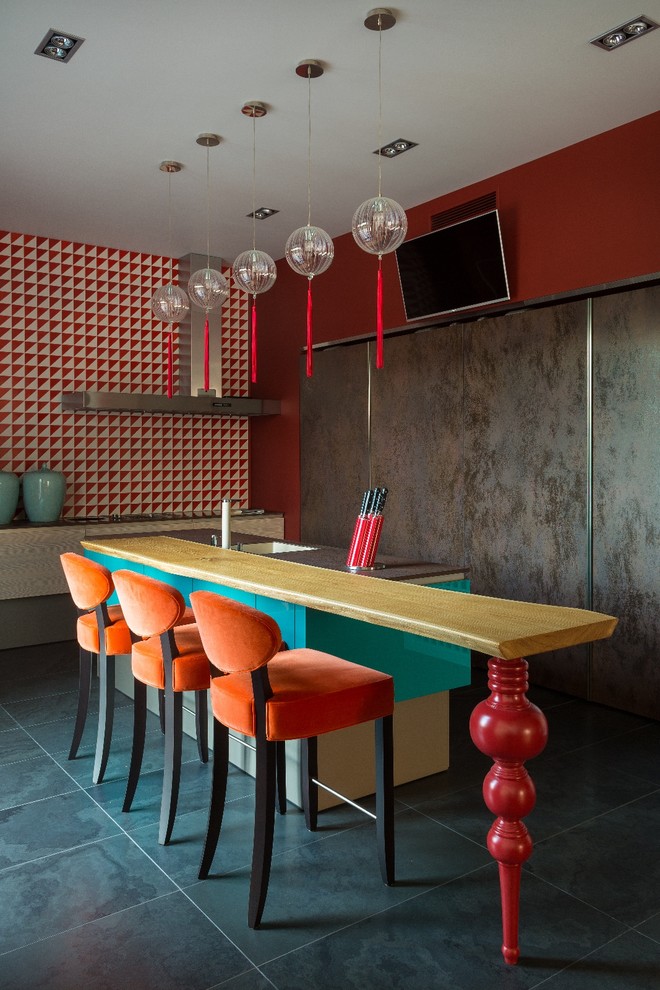 Свежая идея для дизайна: прямая кухня-гостиная в стиле фьюжн с врезной мойкой, островом и акцентной стеной - отличное фото интерьера