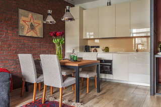 A luxurious cream colored kitchen with black granite counter tops,  stainless steel KitchenAid appliances and Edison bulbs above the island  Stock Photo - Alamy