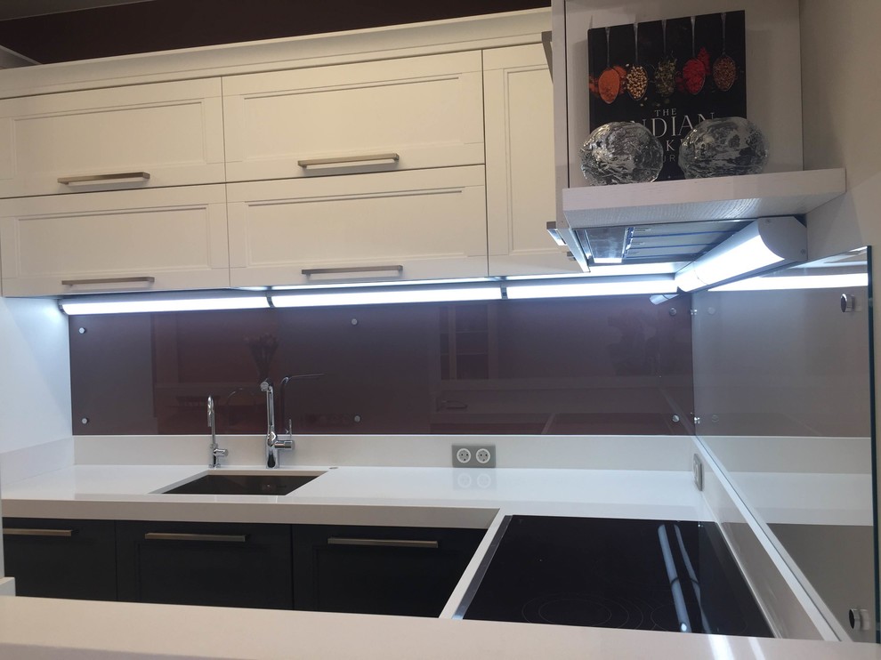 Exempel på ett litet skandinaviskt vit vitt kök, med en enkel diskho, luckor med profilerade fronter, vita skåp, bänkskiva i kvarts, rött stänkskydd, glaspanel som stänkskydd, färgglada vitvaror, klinkergolv i porslin och svart golv