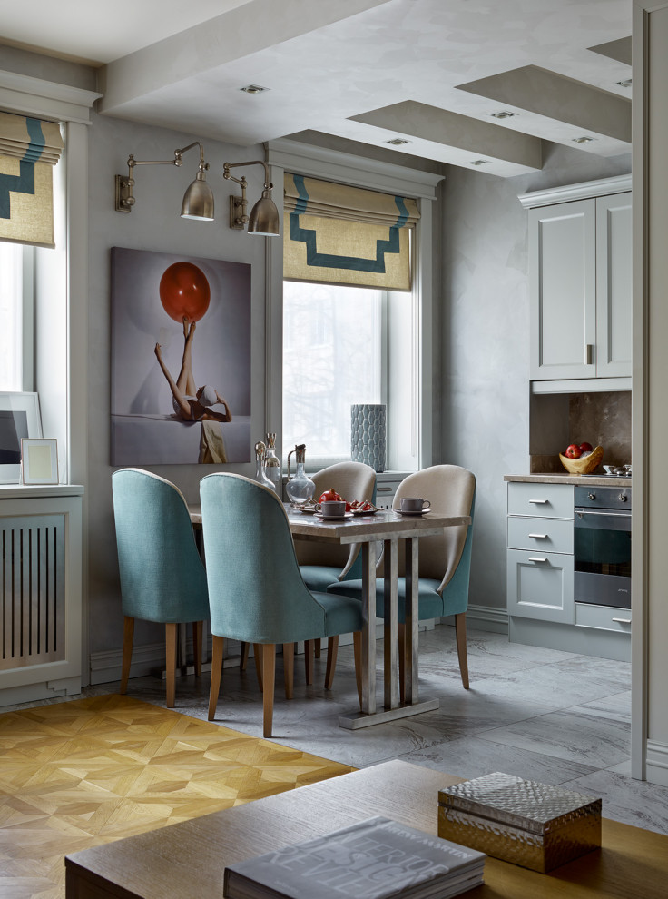Inspiration för moderna beige l-kök, med luckor med infälld panel, vita skåp, beige stänkskydd, rostfria vitvaror och grått golv