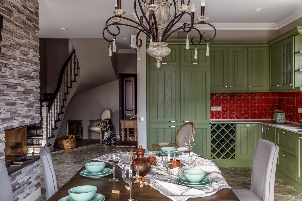 Inspiration för ett lantligt vit vitt kök, med luckor med infälld panel, gröna skåp, rött stänkskydd, grått golv, stänkskydd i keramik och integrerade vitvaror