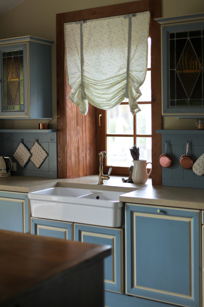 Idéer för att renovera ett lantligt kök, med en rustik diskho, luckor med upphöjd panel och blå skåp