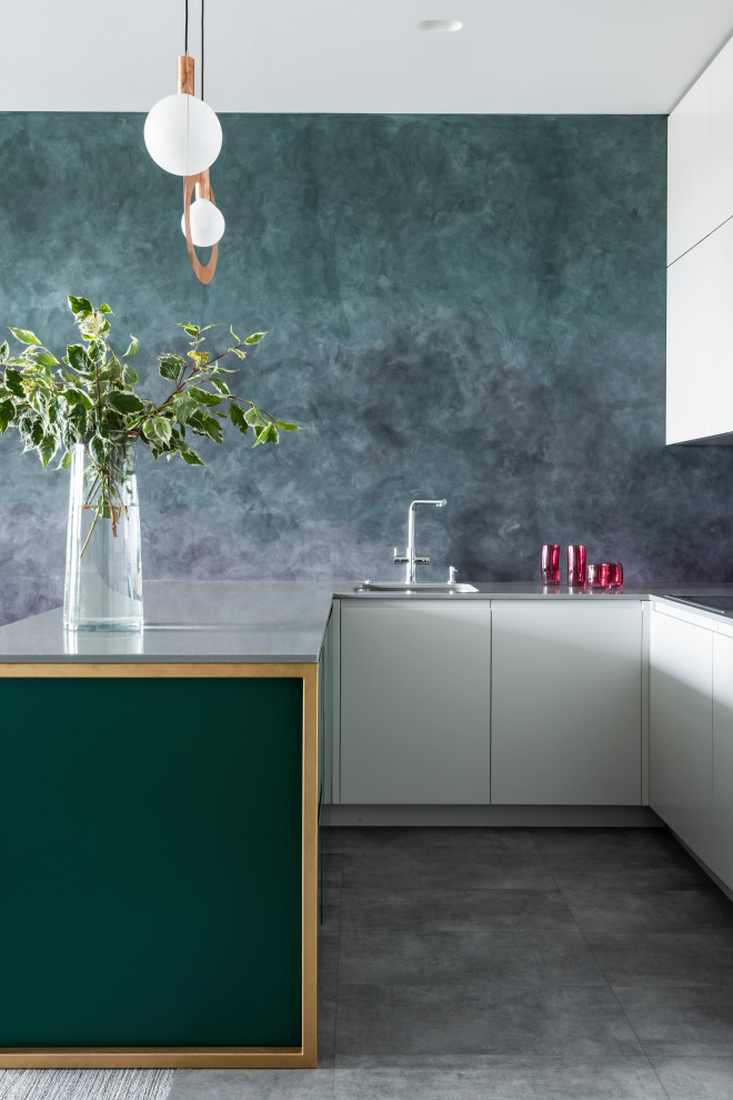 Exempel på ett litet modernt flerfärgad flerfärgat kök, med en undermonterad diskho, släta luckor, grå skåp, bänkskiva i kvarts, flerfärgad stänkskydd, vinylgolv, en halv köksö och grått golv