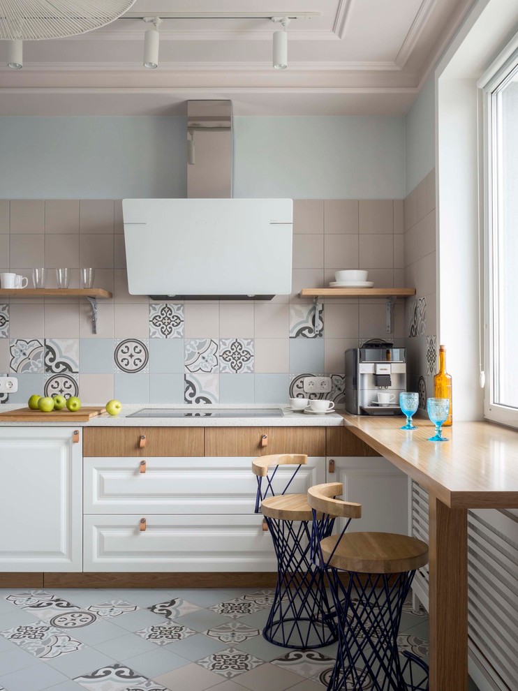Пример оригинального дизайна: угловая, светлая кухня в скандинавском стиле с фасадами с выступающей филенкой, разноцветным фартуком, разноцветным полом, белыми фасадами, белой столешницей и двухцветным гарнитуром